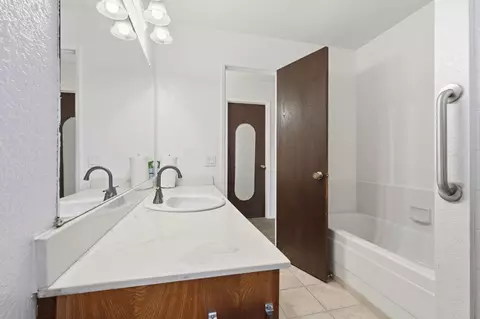 Bath - 625 Bounty Pl, Manteca, CA 95337 photo 4 of 5