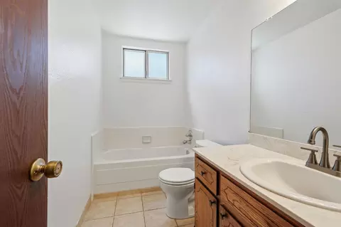Bath - 625 Bounty Pl, Manteca, CA 95337 photo 1 of 5