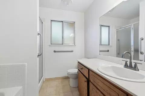 Bath - 625 Bounty Pl, Manteca, CA 95337 photo 3 of 5