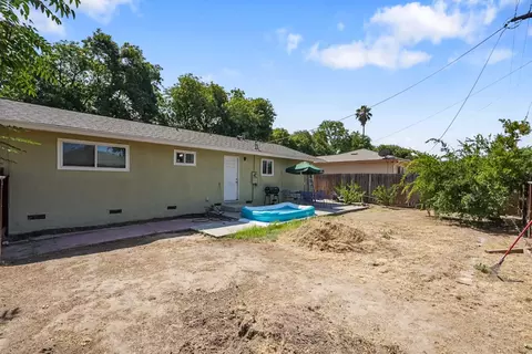 Exterior - 301 S Emerald Ave, Modesto, CA 95351 photo 3 of 4