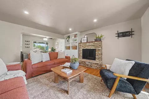Living - 215 Patricia Ln, Sutter Creek, CA 95685 photo 5 of 6