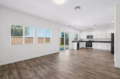 Living - 123 Traverso St, Manteca, CA 95336 photo 2 of 4
