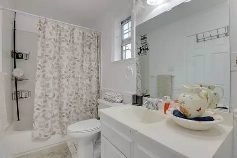 Bath - 1408 Hazel St, Gridley, CA 95948 photo 6 of 6