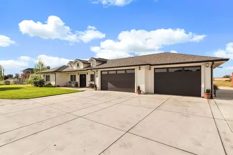 Exterior - 4184 Gemstone Dr, Acampo, CA 95220 photo 5 of 11