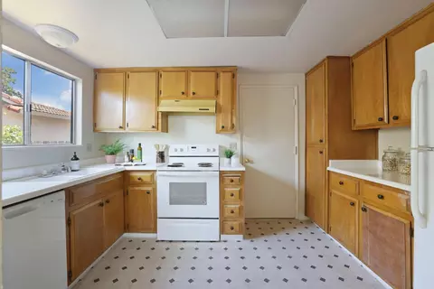 Kitchen - 1118 Fallbrook Dr, Stockton, CA 95210 photo 4 of 4