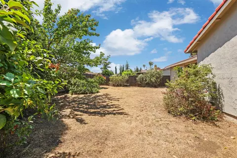 Exterior - 1118 Fallbrook Dr, Stockton, CA 95210 photo 4 of 11