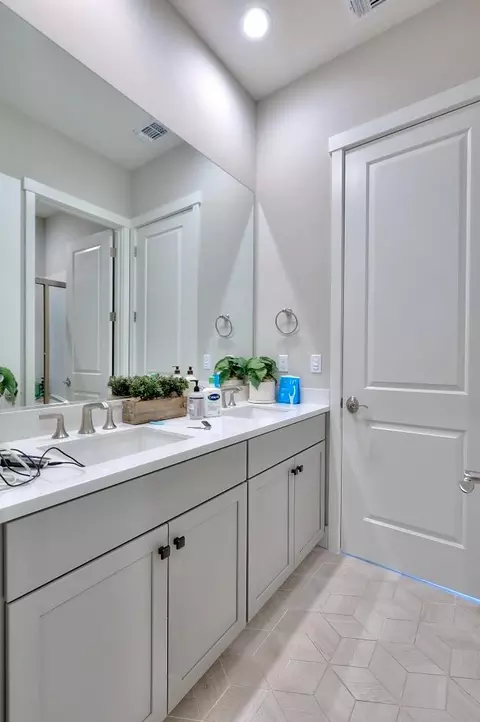 Bath - 2995 Middlebury Dr, Lathrop, CA 95330 photo 2 of 8