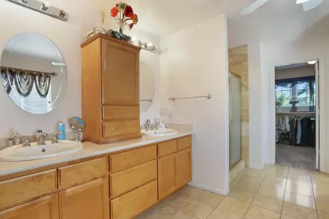 Bath - 465 Olympus Way, Manteca, CA 95336 photo 1 of 5