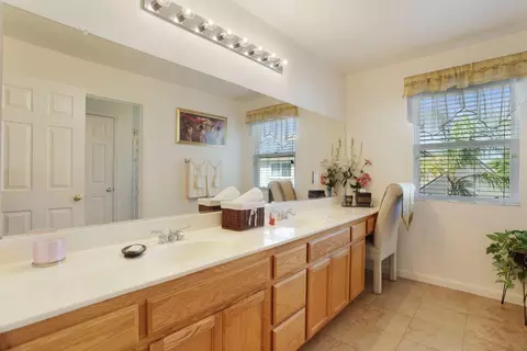Bath - 465 Olympus Way, Manteca, CA 95336 photo 4 of 5