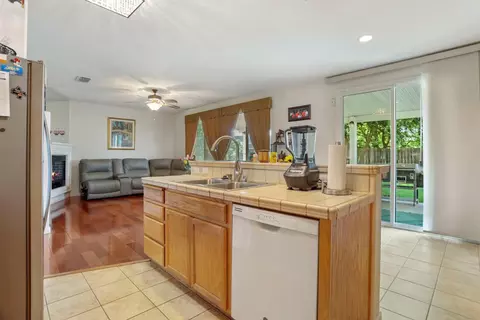 Kitchen - 465 Olympus Way, Manteca, CA 95336 photo 4 of 5