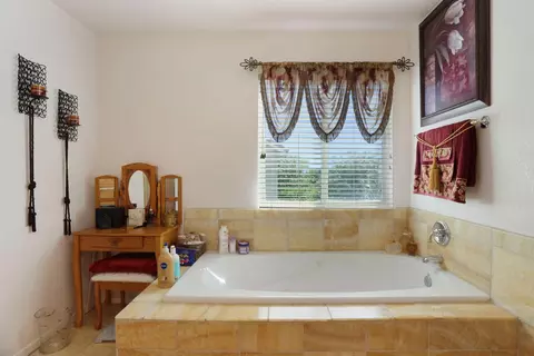 Bath - 465 Olympus Way, Manteca, CA 95336 photo 2 of 5