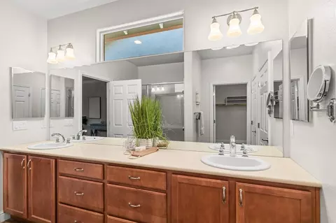 Bath - 2634 Steeple Run Ln, Manteca, CA 95336 photo 2 of 3