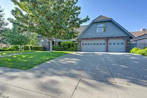 819 Lake Front Dr, Sacramento, CA 95831