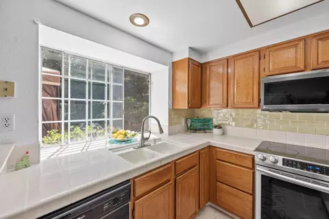 Kitchen - 1001 Ignacio Ct, Pinole, CA 94564 photo 2 of 4