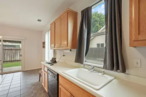 Kitchen - 1692 Solaro Way, Manteca, CA 95336 photo 4 of 5