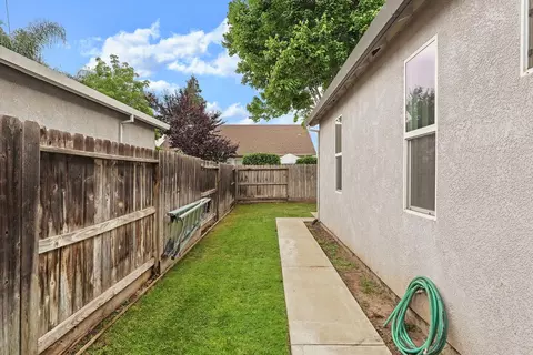 Exterior - 1692 Solaro Way, Manteca, CA 95336 photo 7 of 8