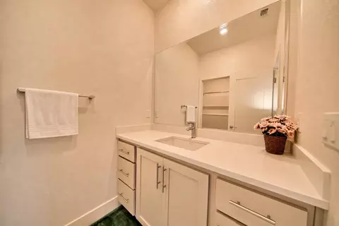 Bath - 1931 Everest Pl, Tracy, CA 95377 photo 2 of 5