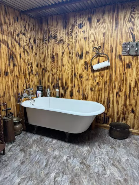 Bath - 1535 Melrose Ave, Modesto, CA 95350 photo 6 of 8