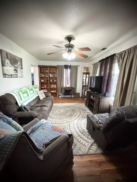 Living - 1535 Melrose Ave, Modesto, CA 95350 photo 5 of 7