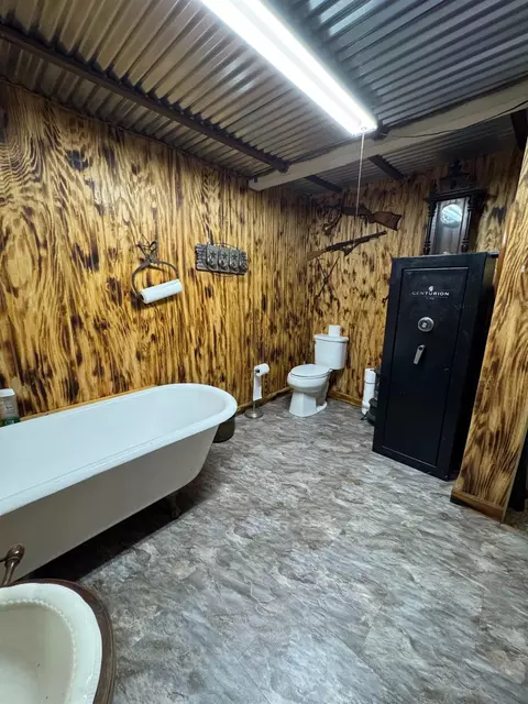 Bath - 1535 Melrose Ave, Modesto, CA 95350 photo 5 of 8