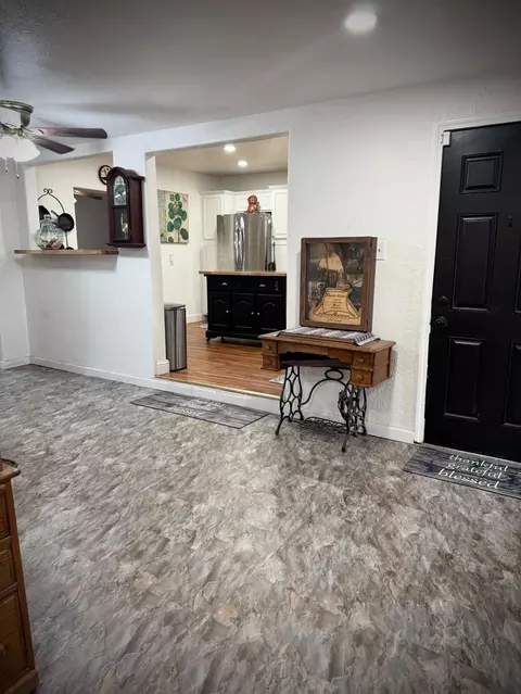 Entry Way - 1535 Melrose Ave, Modesto, CA 95350 photo 4 of 7