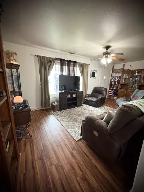 Living - 1535 Melrose Ave, Modesto, CA 95350 photo 3 of 7