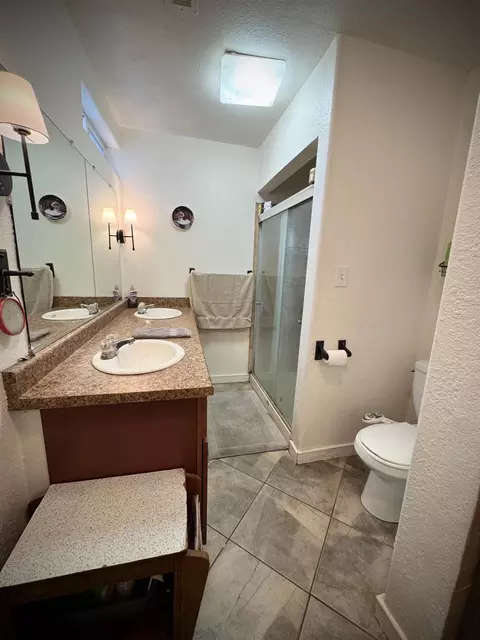 Bath - 1535 Melrose Ave, Modesto, CA 95350 photo 1 of 8