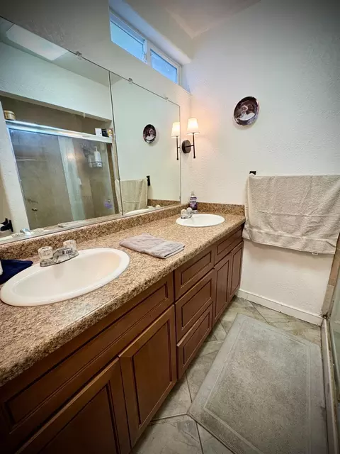 Bath - 1535 Melrose Ave, Modesto, CA 95350 photo 2 of 8