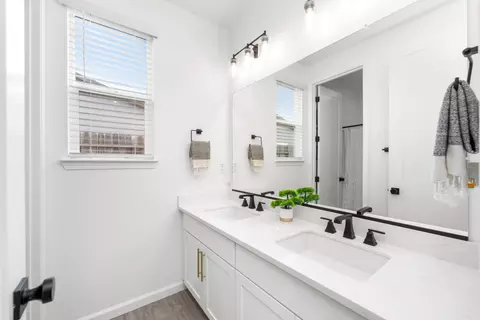Bath - 1559 Irish Draught Way, Olivehurst, CA 95961 photo 1 of 2