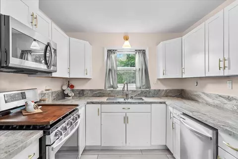 Kitchen - 512 Catalina Way, Modesto, CA 95350 photo 3 of 4