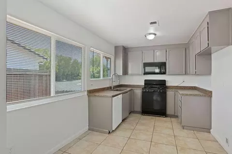 Kitchen - 506 Harvey Way, Bay Point, CA 94565 photo 1 of 2