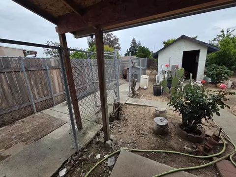 Exterior - 933 Meadowview Dr, Galt, CA 95632 photo 8 of 12