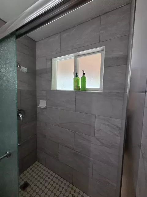 Bath - 933 Meadowview Dr, Galt, CA 95632 photo 3 of 3