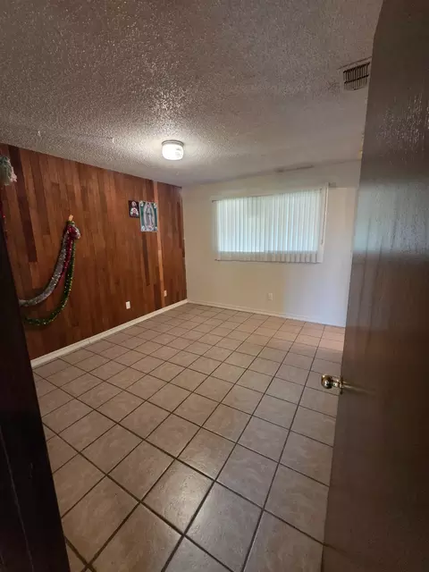 Bedroom - 933 Meadowview Dr, Galt, CA 95632 photo 5 of 7