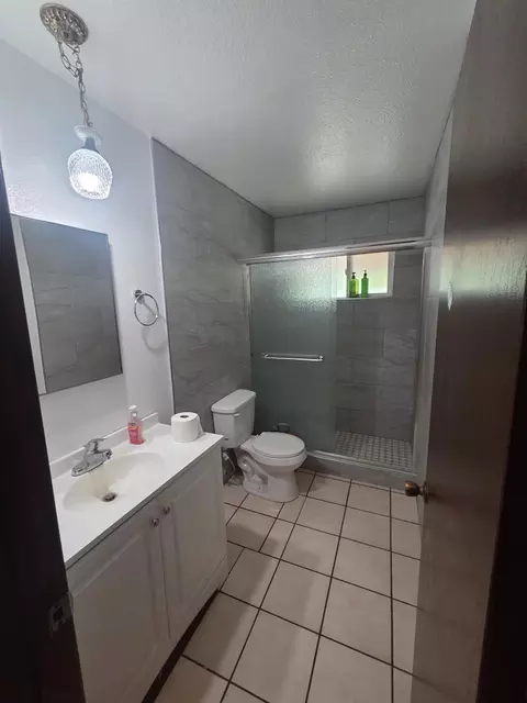 Bath - 933 Meadowview Dr, Galt, CA 95632 photo 1 of 3