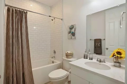 Bath - 2008 Anders Ave, Manteca, CA 95337 photo 1 of 3