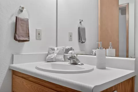 Bath - 1773 Milbar Ct, Arnold, CA 95223 photo 2 of 4