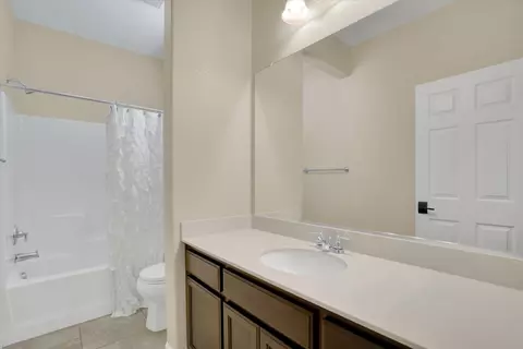 Bath - 714 Jesse Martinez Dr, Tracy, CA 95304 photo 3 of 4