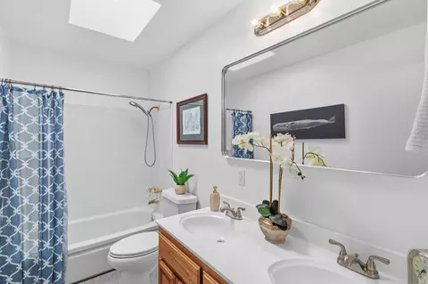 Bath - 4824 Hazelwood Ave, Carmichael, CA 95608 photo 1 of 3