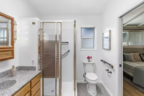 Bath - 4824 Hazelwood Ave, Carmichael, CA 95608 photo 3 of 3