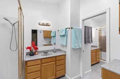 Bath - 4824 Hazelwood Ave, Carmichael, CA 95608 photo 2 of 3