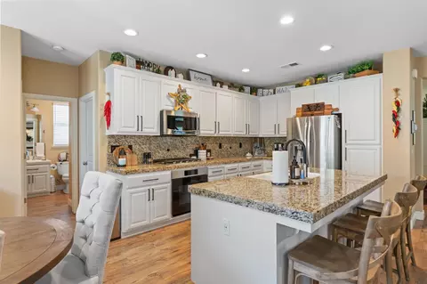 Kitchen - 175 Feverfew St, Manteca, CA 95337 photo 3 of 4