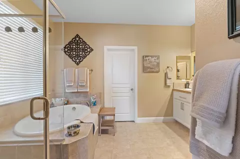 Bath - 175 Feverfew St, Manteca, CA 95337 photo 3 of 4