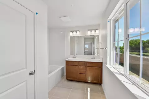 Bath - 2386 Satin Leaf Ct, Lodi, CA 95242 photo 3 of 4