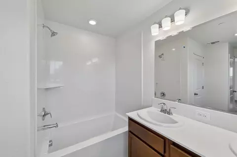Bath - 2386 Satin Leaf Ct, Lodi, CA 95242 photo 4 of 4