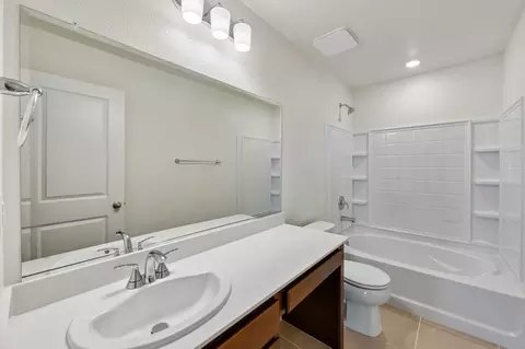 Bath - 2386 Satin Leaf Ct, Lodi, CA 95242 photo 2 of 4