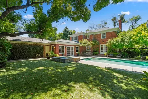 Exterior - 930 Sycamore Ave, Modesto, CA 95350 photo 9 of 30
