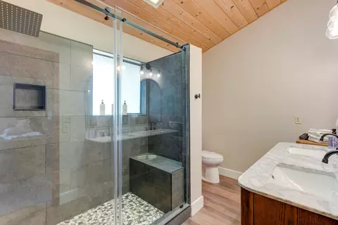 Bath - 2387 Black Oak Dr, Arnold, CA 95223 photo 2 of 4