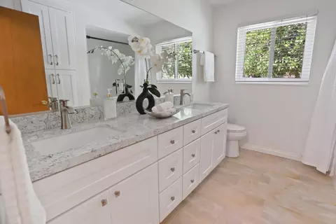 Bath - 507 Gerard Dr, Lodi, CA 95242 photo 3 of 6