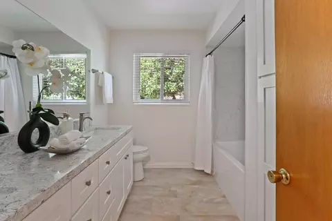 Bath - 507 Gerard Dr, Lodi, CA 95242 photo 5 of 6